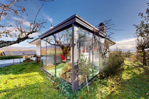 außenansicht mit glasverkleidung, property visible, rasen, und day time