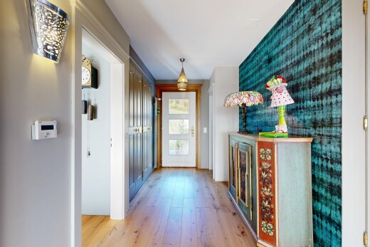 halle / korridor mit wood finish floor, holzfußboden, natural light, natürliches licht, und inside property