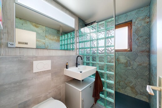 bad mit komplettes badezimmer, dusche, tile wall, inside community, und waschbecken