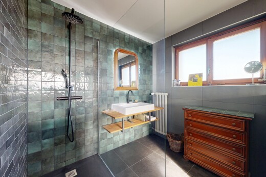 bad mit fliesenwand, tile wall, fliesenboden, tile floor, und spiegel
