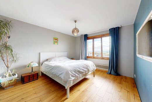 zimmer / schlafzimmer mit drywall, gipskartonwand, inside property, natural light, und natürliches licht