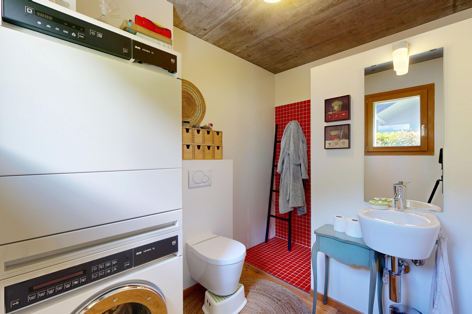 salle de bains avec miroir, inside property, toilette, cloison sèche, et drywall