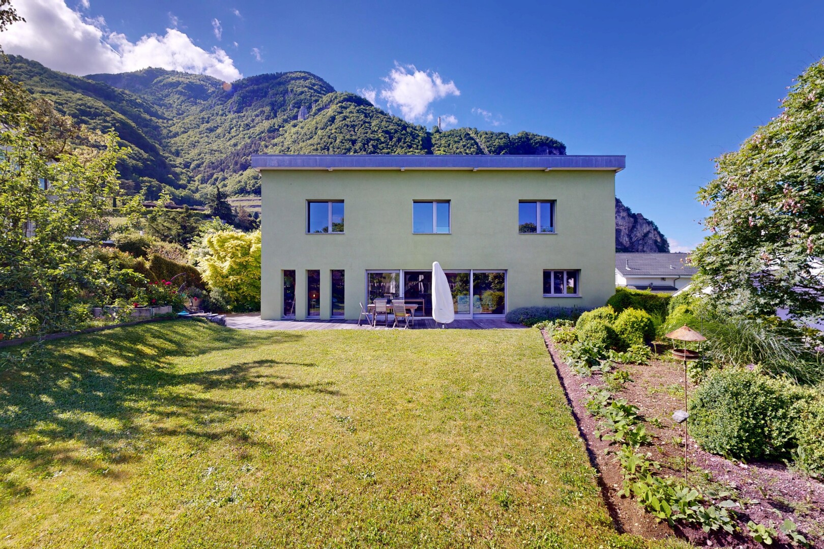 façade avec vue sur la montagne, mountain view, pelouse, day time, et bardage en stuc