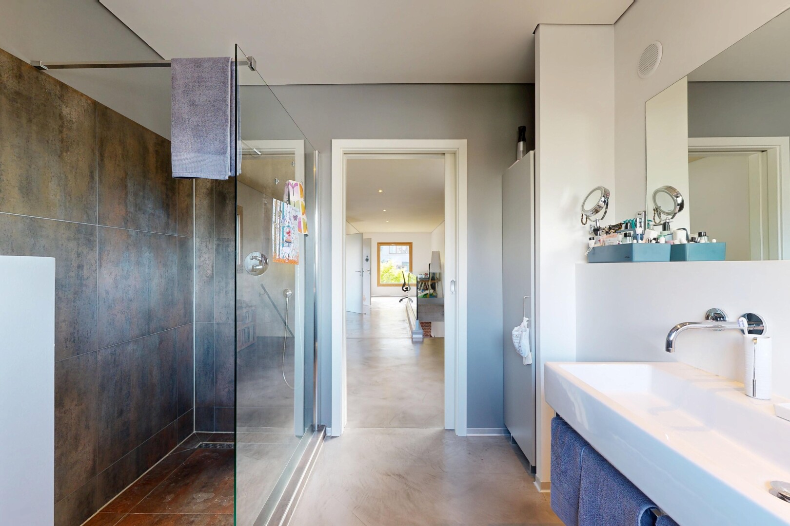 salle de bains avec douche, concrete floor, sol en béton, évier, et salle de bain complète