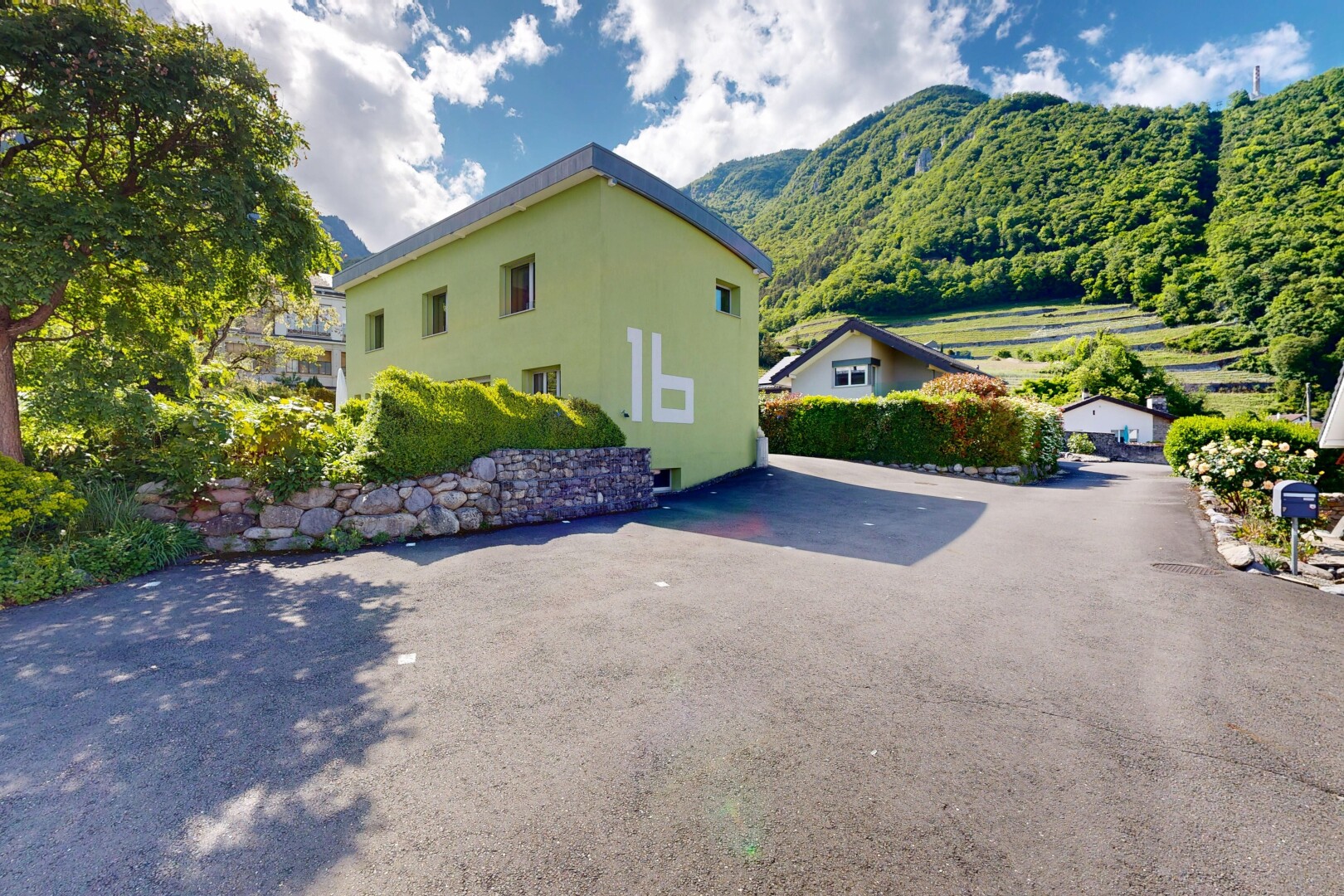 façade avec day time, bardage en stuc, et property visible
