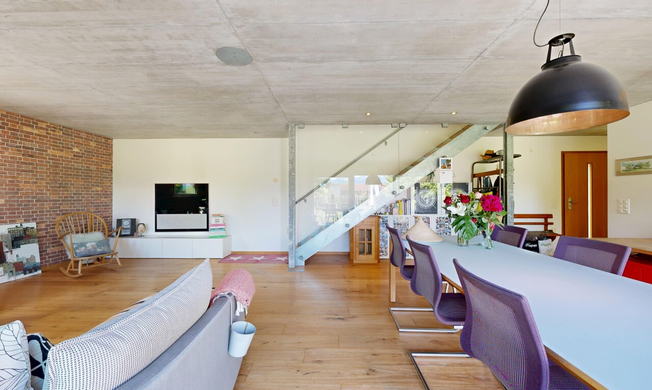 salon / salle à manger avec plafond en béton, concrete ceiling, sol en finition bois, wood finish floor, et escaliers