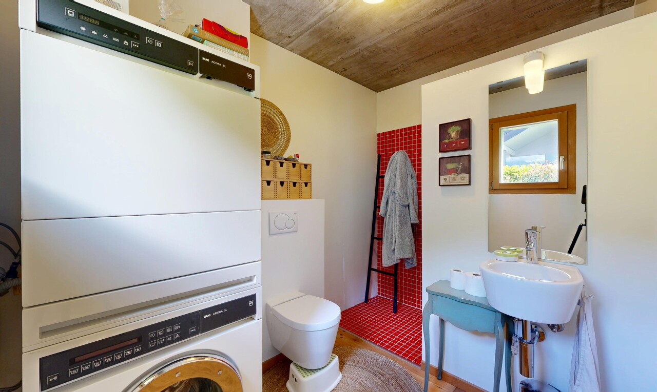 salle de bains avec miroir, inside property, toilette, cloison sèche, et drywall