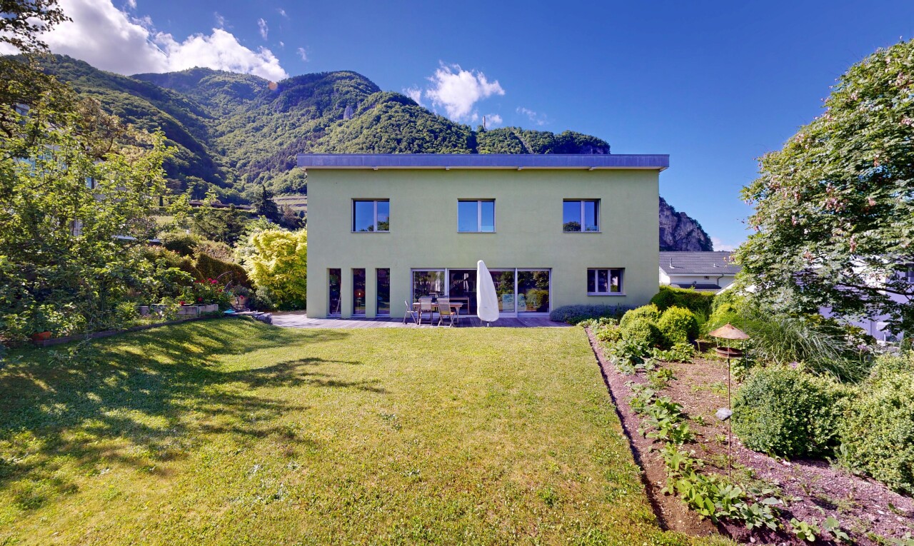 façade avec vue sur la montagne, mountain view, pelouse, day time, et bardage en stuc