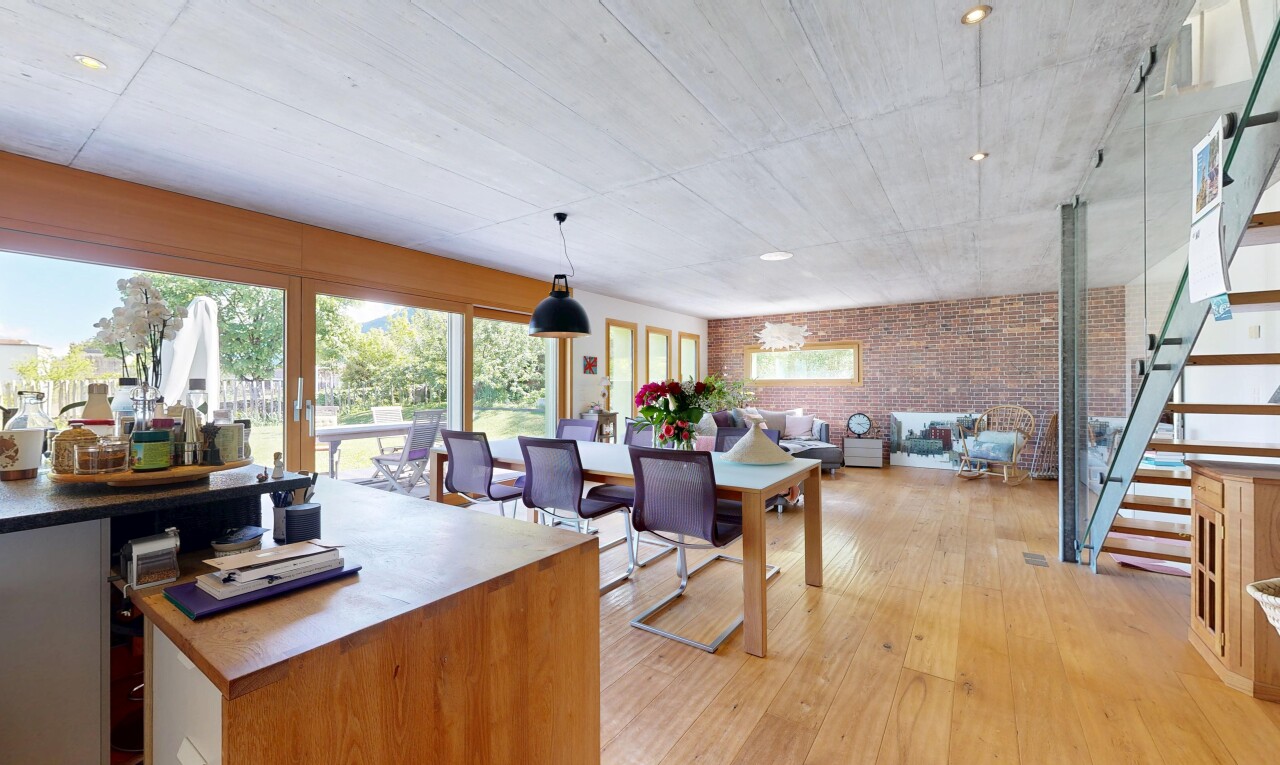 salon / salle à manger avec escaliers, wood finish floor, sol en finition bois, inside property, et natural light