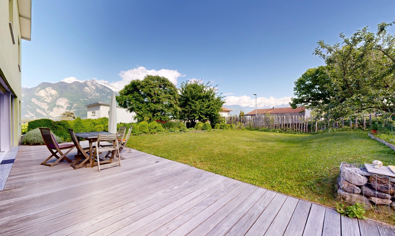 terrasse avec from property, terrasse, clôture, day time, et coin repas extérieur