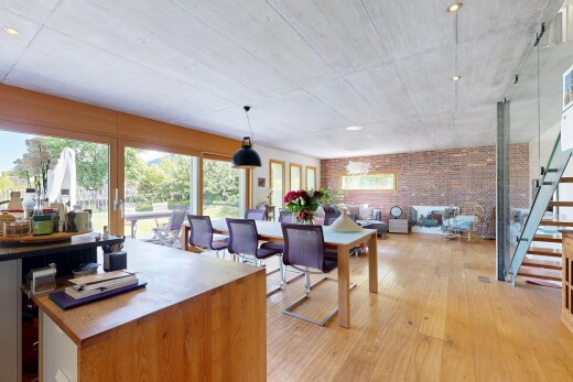 salon / salle à manger avec escaliers, wood finish floor, sol en finition bois, inside property, et natural light