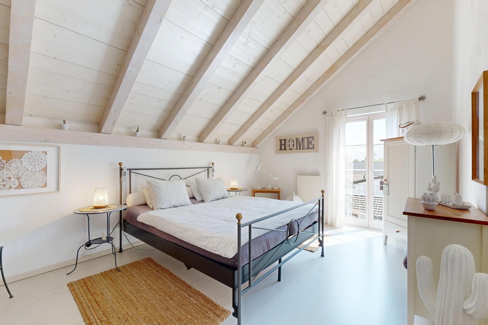 chambre avec plafond à poutres, beamed ceiling, inside property, cloison sèche, et drywall