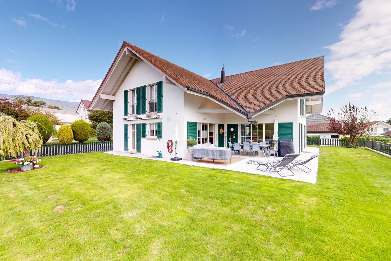 façade avec clôture, day time, pelouse, terrasse, et property visible