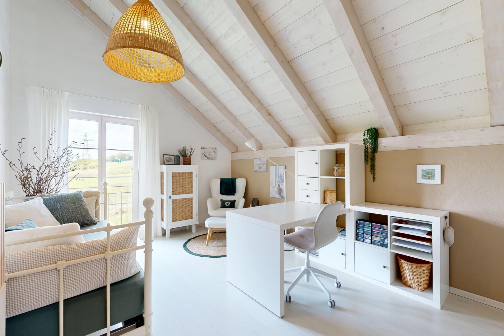 bureau avec plafond à poutres, beamed ceiling, inside property, espace bureau, et cloison sèche
