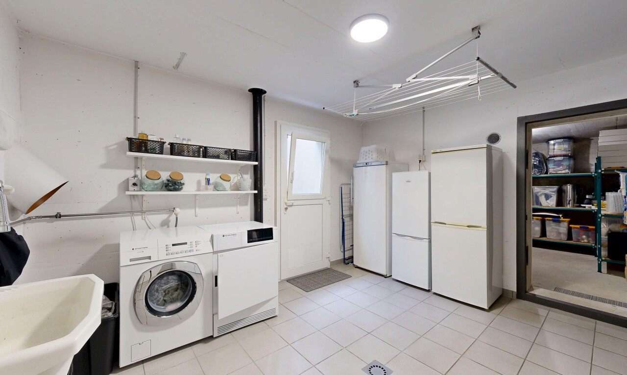 buanderie avec inside property, lave-linge et sèche-linge séparés, évier, cloison sèche, et drywall