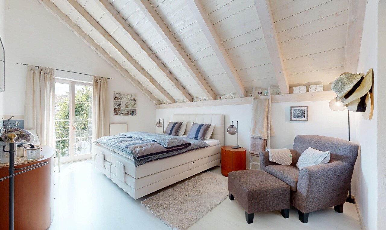 chambre avec plafond à poutres, beamed ceiling, inside property, accès à l'extérieur, et lumière naturelle