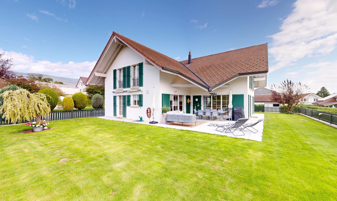 façade avec clôture, day time, pelouse, terrasse, et property visible