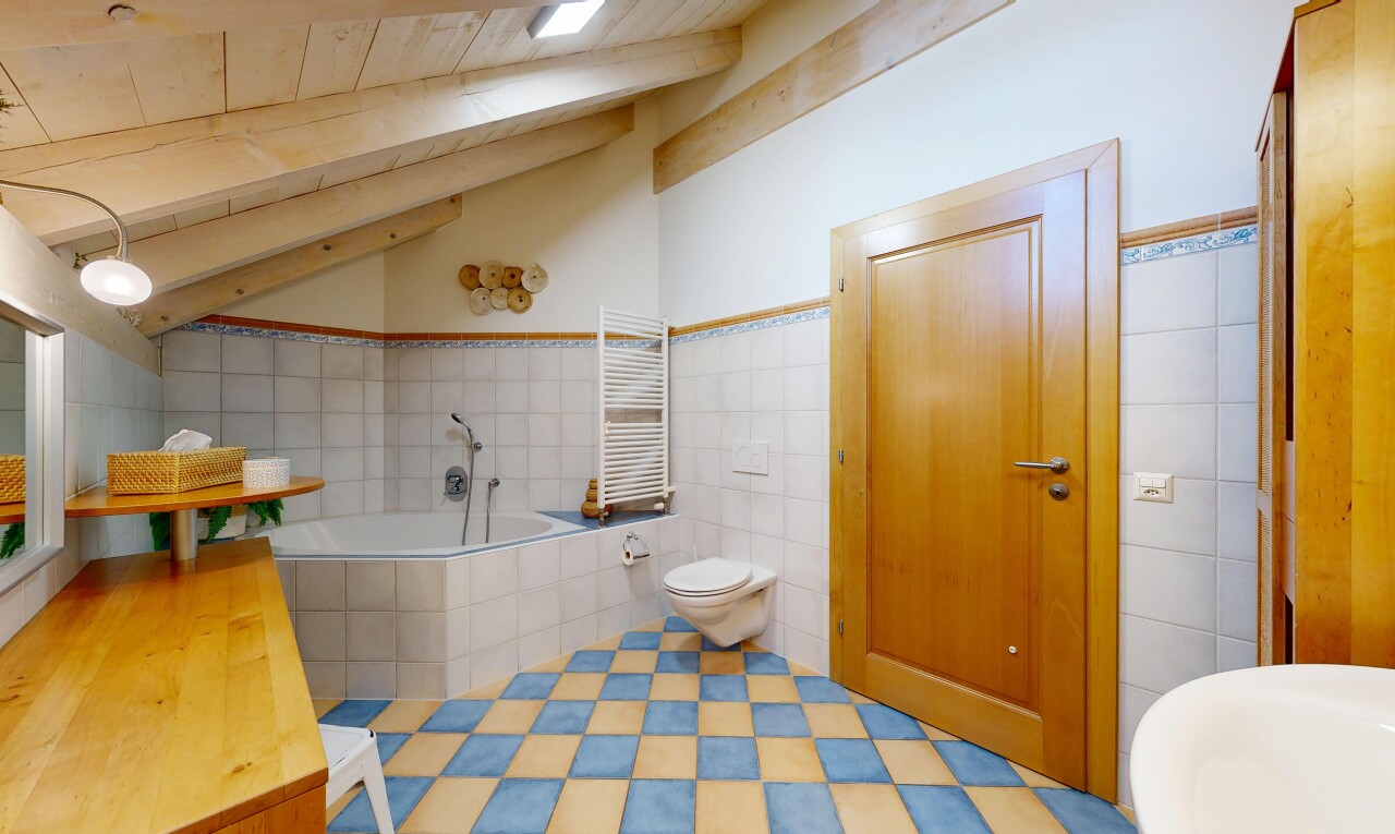 salle de bains avec salle de bain complète, bain, inside property, radiateur, et chauffe-serviettes