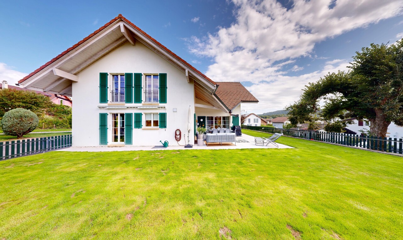 façade avec clôture, terrasse, property visible, bardage en stuc, et pelouse