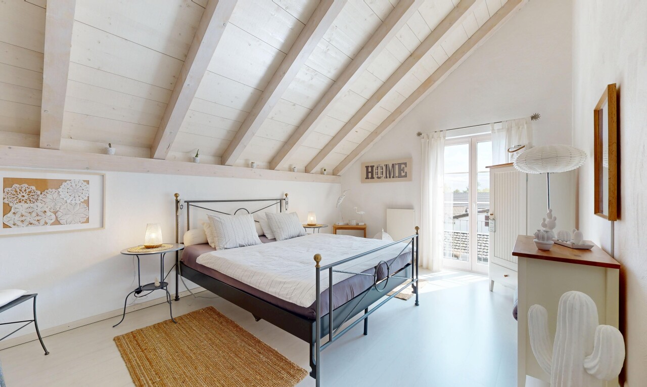 chambre avec plafond à poutres, beamed ceiling, inside property, cloison sèche, et drywall