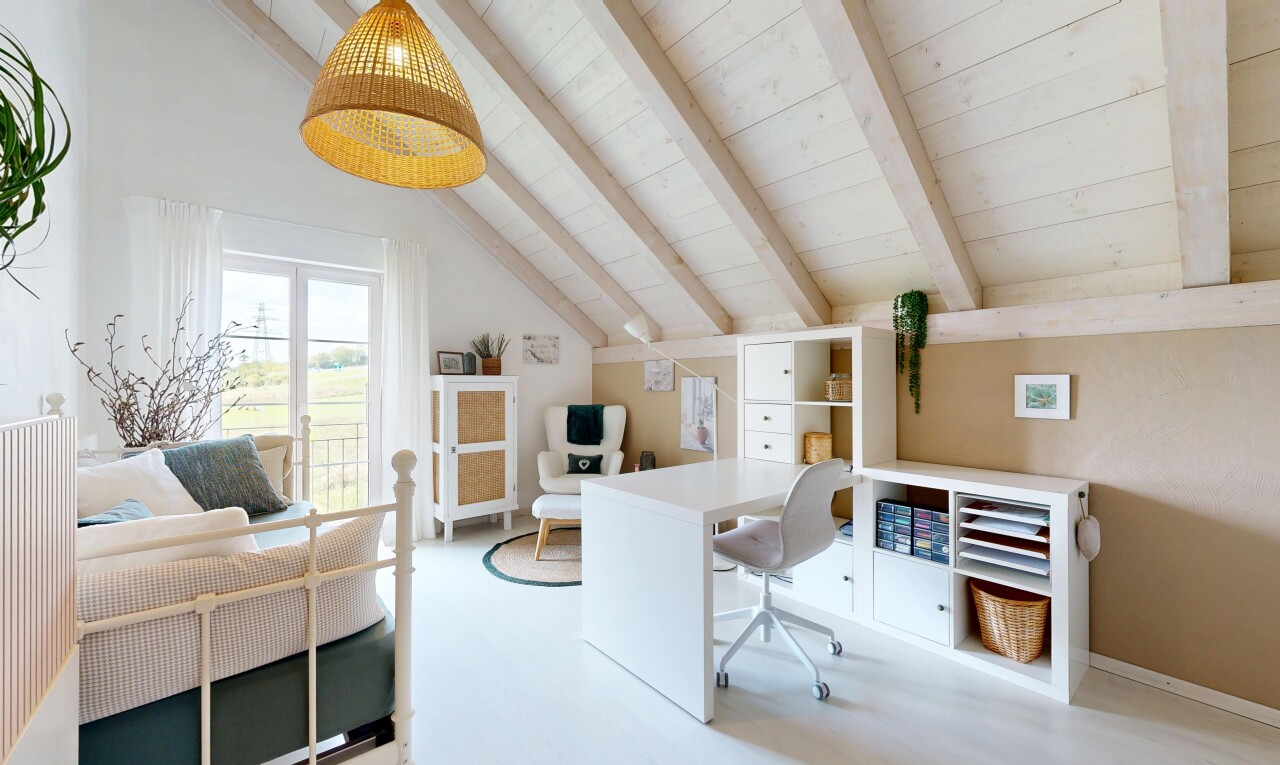 bureau avec plafond à poutres, beamed ceiling, inside property, espace bureau, et cloison sèche