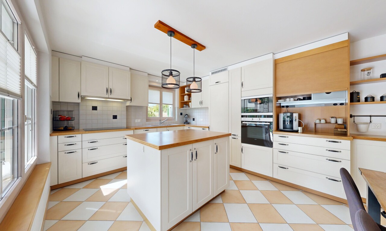 cuisine avec étagères ouvertes, dosseret, backsplash, lumière naturelle, et natural light