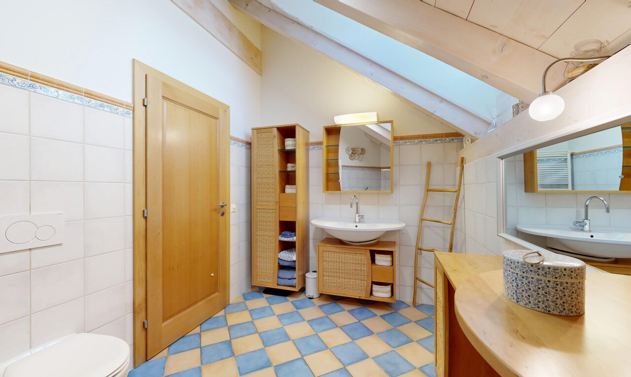 salle de bains avec sol en vinyle, vinyl floor, mur en carrelage, tile wall, et miroir