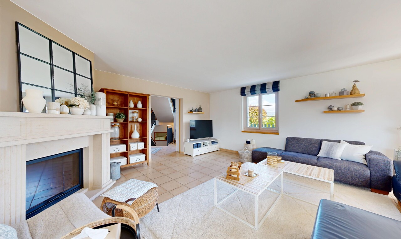 salon avec cheminée, lumière naturelle, natural light, inside property, et sol en carrelage