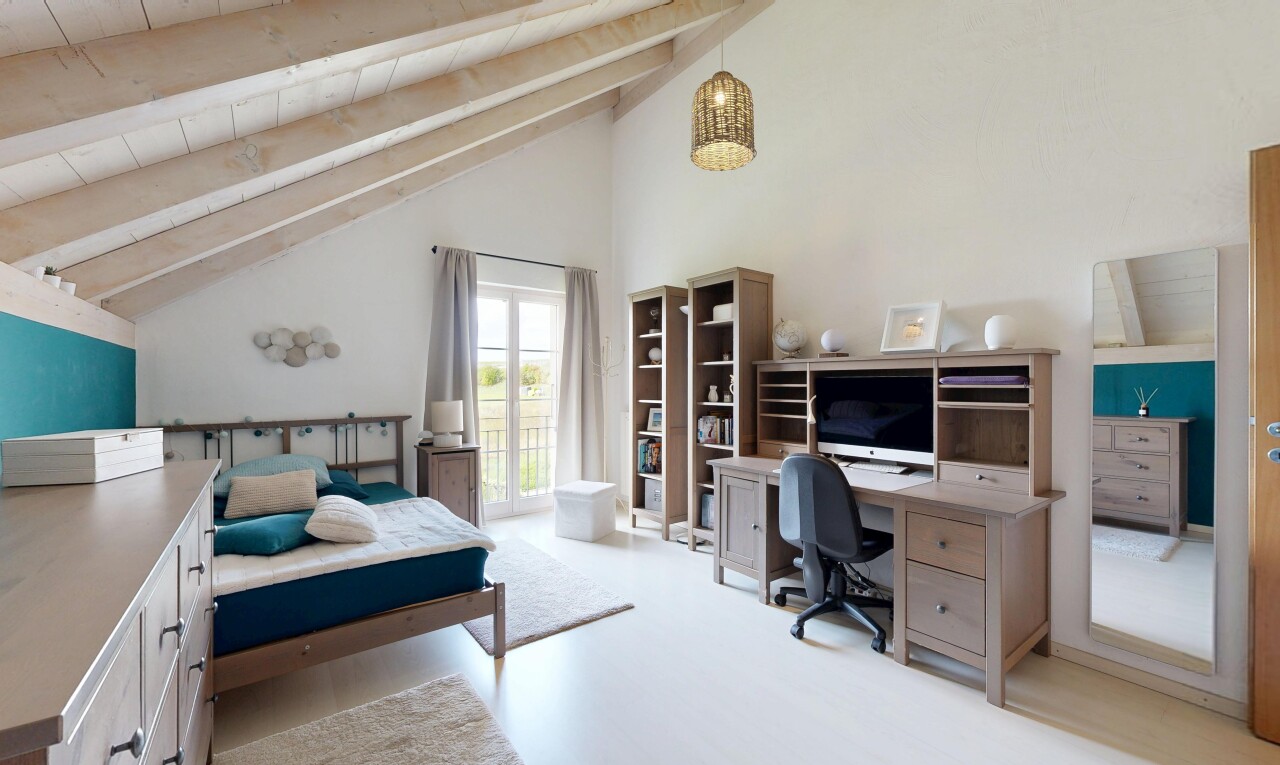chambre avec plafond à poutres, beamed ceiling, espace bureau, lumière naturelle, et natural light