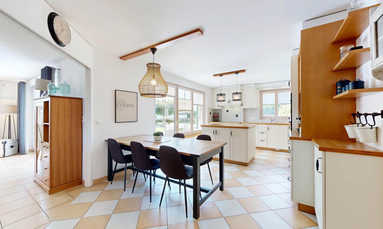 salle à manger avec cloison sèche, drywall, lumière naturelle, natural light, et backsplash
