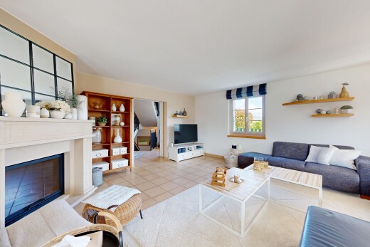 salon avec cheminée, lumière naturelle, natural light, inside property, et sol en carrelage