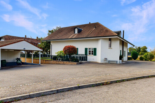 view of property with stucco siding and driveway