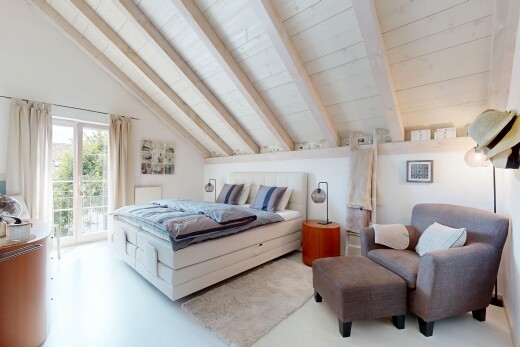 chambre avec plafond à poutres, beamed ceiling, inside property, accès à l'extérieur, et lumière naturelle