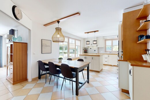 salle à manger avec cloison sèche, drywall, lumière naturelle, natural light, et backsplash