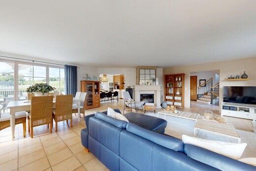 wohn- / esszimmer mit fliesenboden, tile floor, inside property, fernseher, und kamin