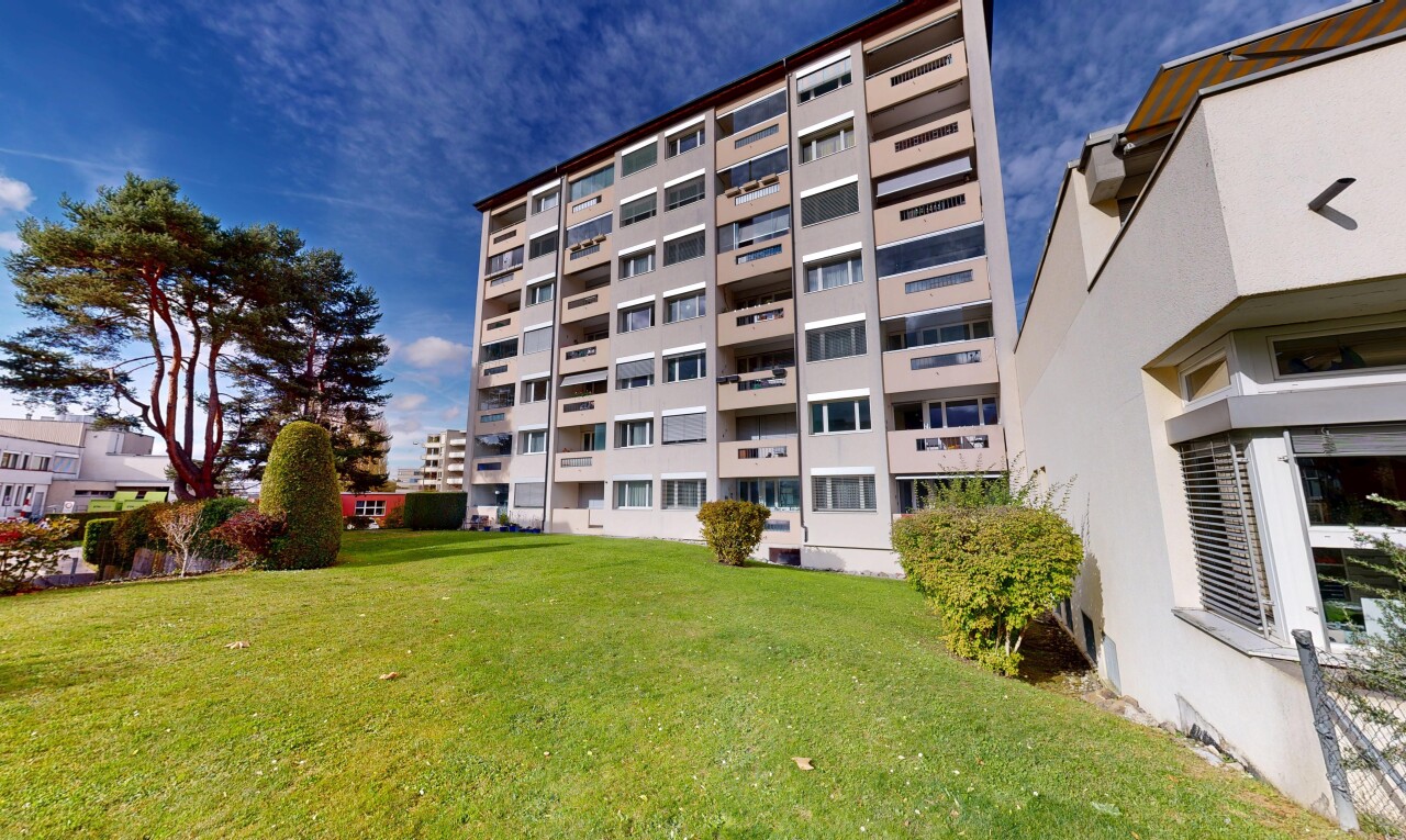 view of apartment building / complex