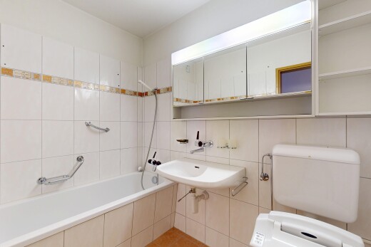 salle de bains avec salle de bain complète, inside property, tile wall, mur en carrelage, et évier