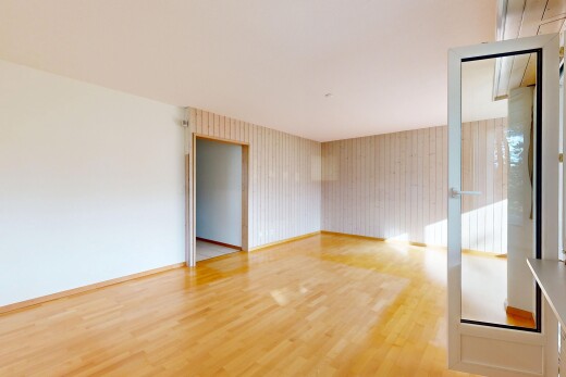 pièce vide avec wood finish floor, sol en finition bois, et inside property