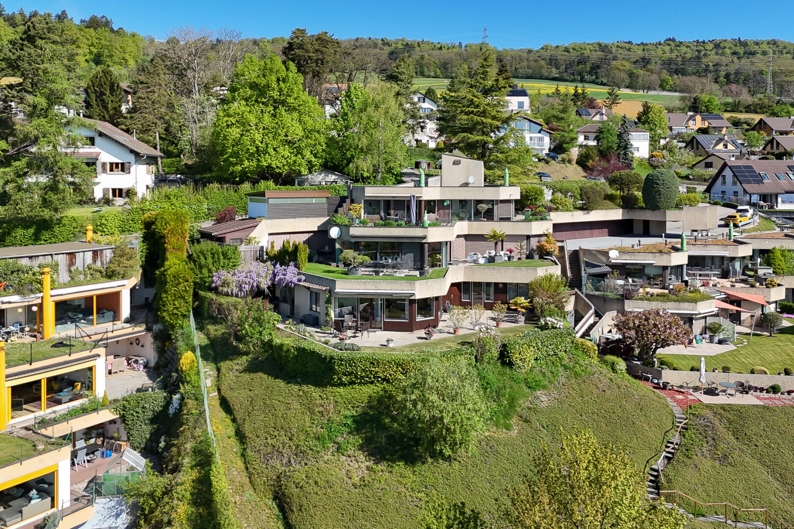 extérieur du bâtiment avec day time, vue résidentielle, et residential view