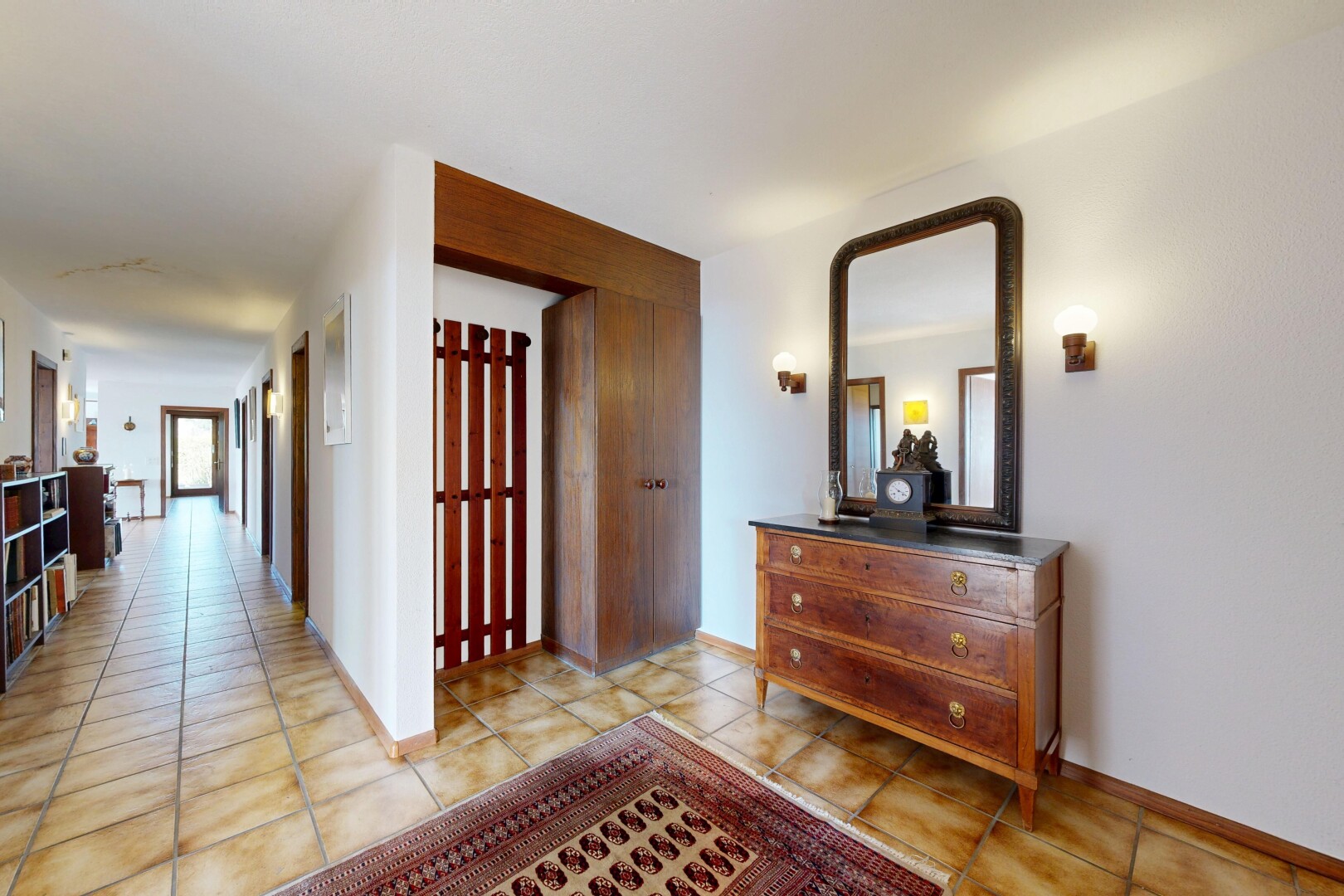 couloir avec inside property, cloison sèche, drywall, lumière naturelle, et natural light