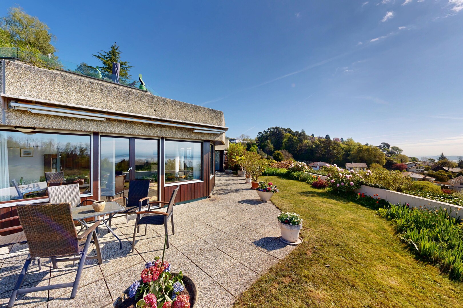 terrasse avec from property, pelouse, terrasse, et day time