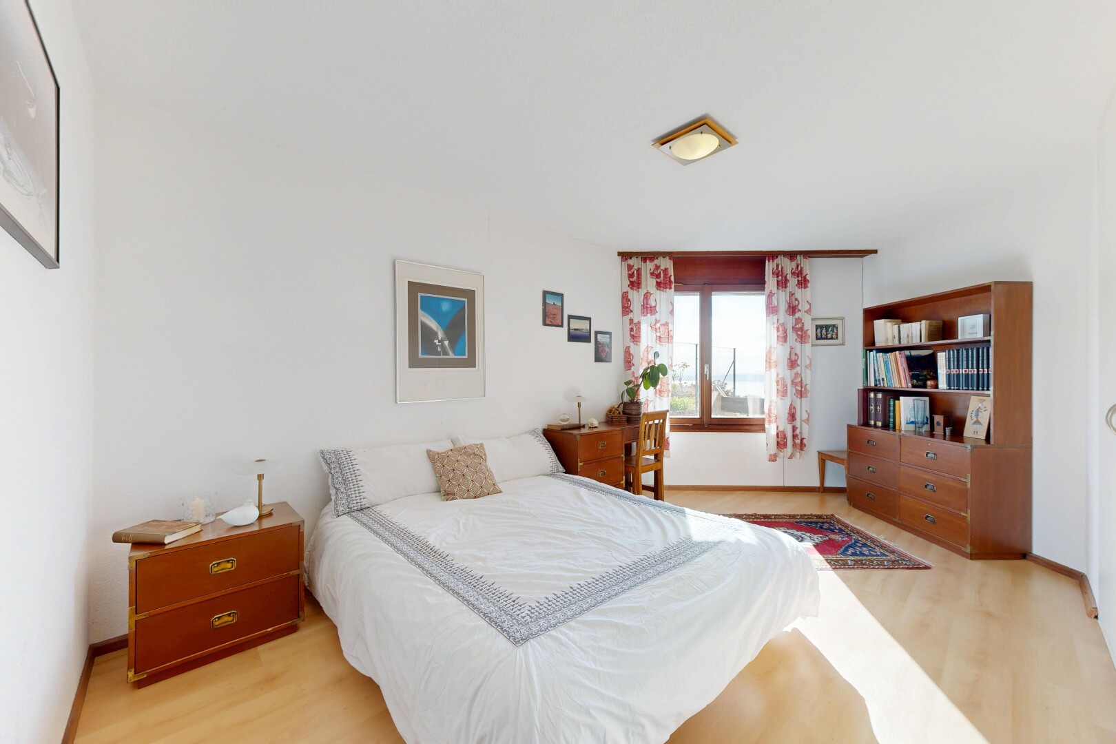 chambre avec lumière naturelle, natural light, sol en finition bois, wood finish floor, et inside property