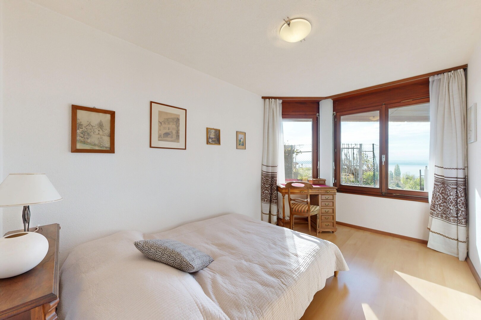 chambre avec cloison sèche, drywall, inside property, lumière naturelle, et natural light