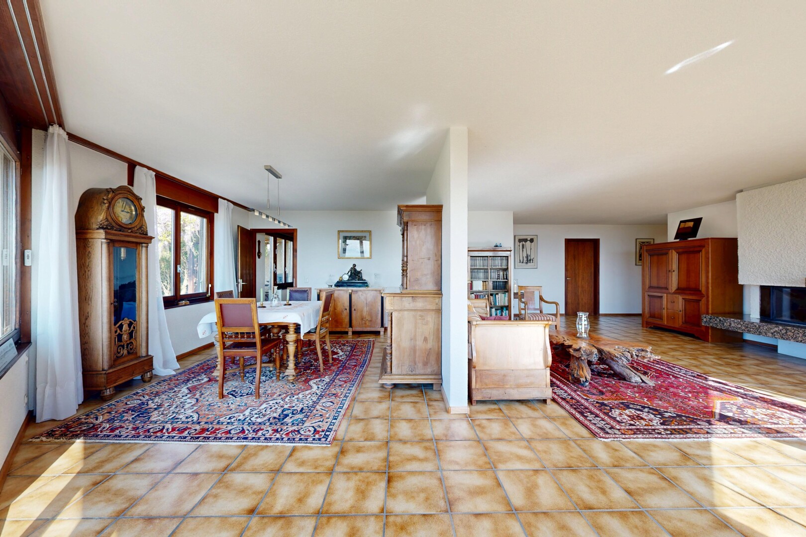 salle à manger avec inside property, cloison sèche, drywall, lumière naturelle, et natural light