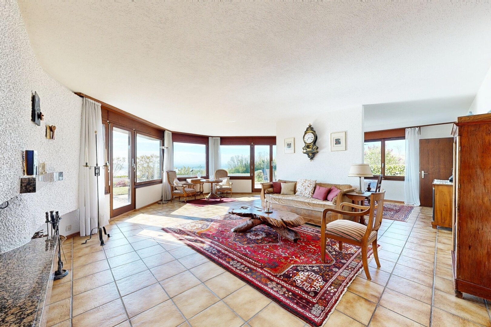 salon avec inside property, lumière naturelle, natural light, sol en carrelage, et tile floor