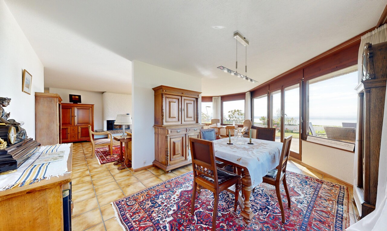 salle à manger avec lumière naturelle, natural light, inside property, light floor, et cloison sèche
