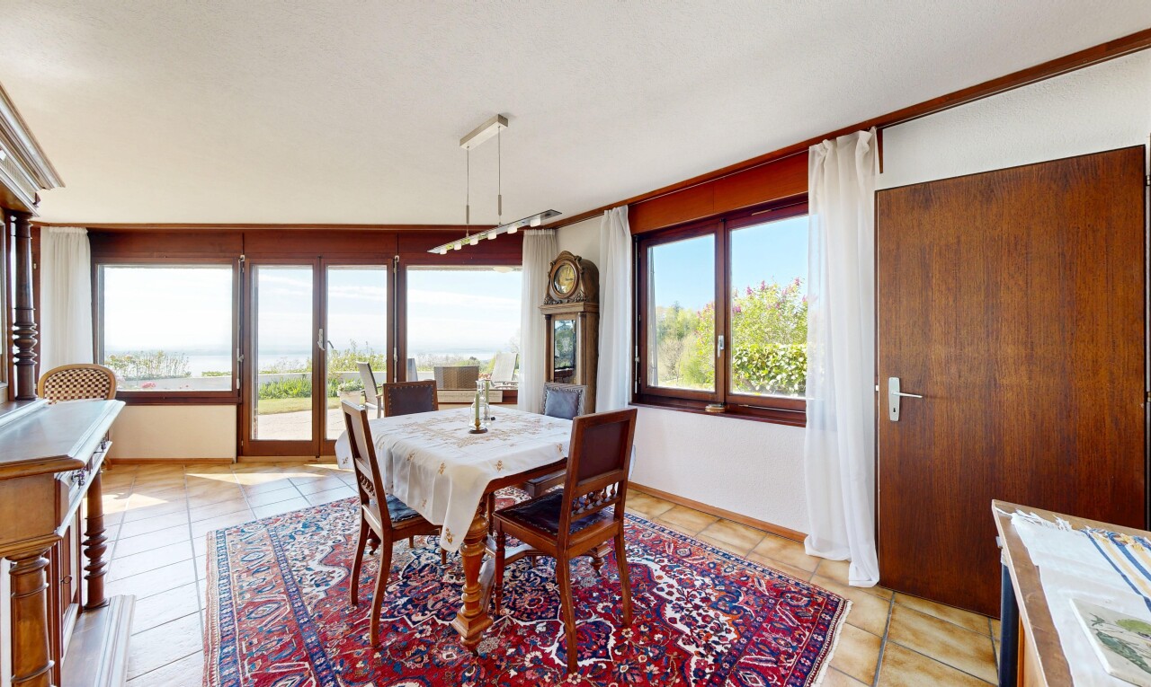 salle à manger avec inside property, day time, light floor, lumière naturelle, et natural light