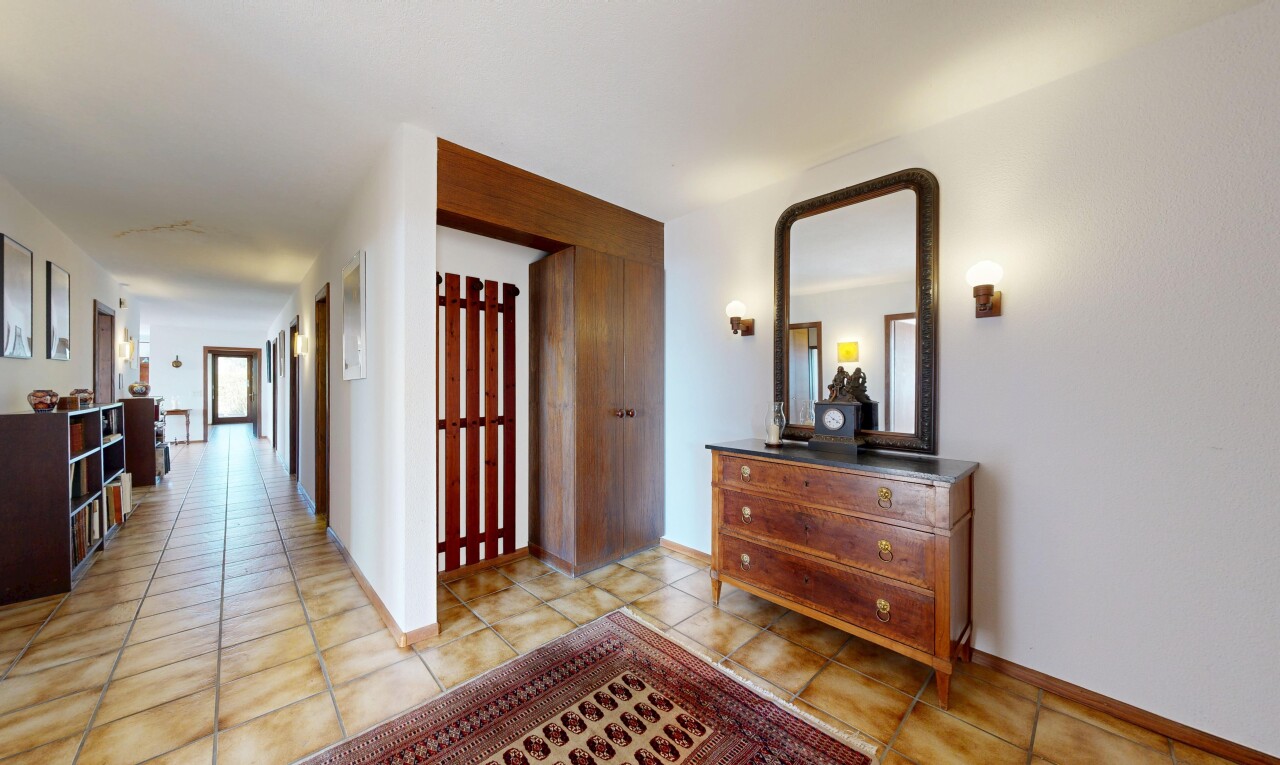 couloir avec inside property, cloison sèche, drywall, lumière naturelle, et natural light