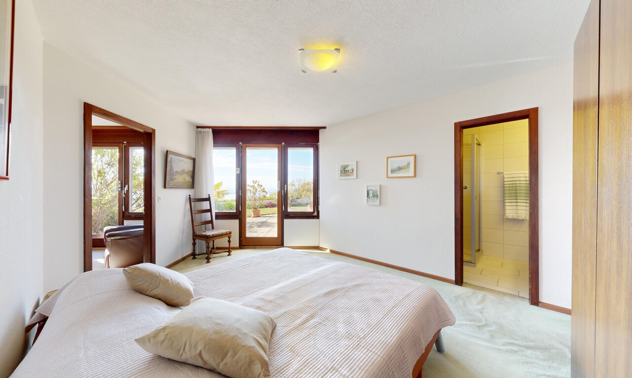chambre avec accès à l'extérieur, day time, cloison sèche, drywall, et inside property
