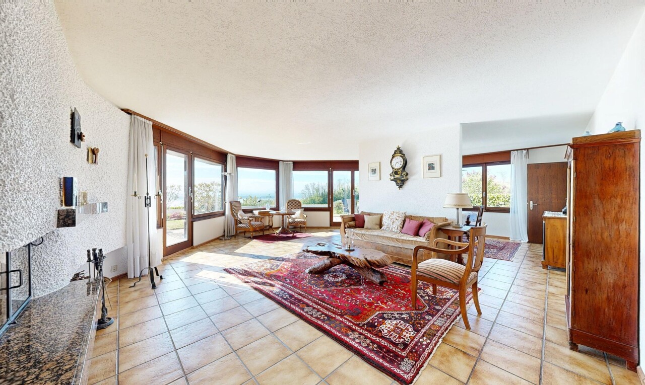 salon avec inside property, lumière naturelle, natural light, sol en carrelage, et tile floor